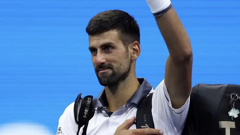 Новак Джокович благодарит публику после вылета в первом круге US Open-2026