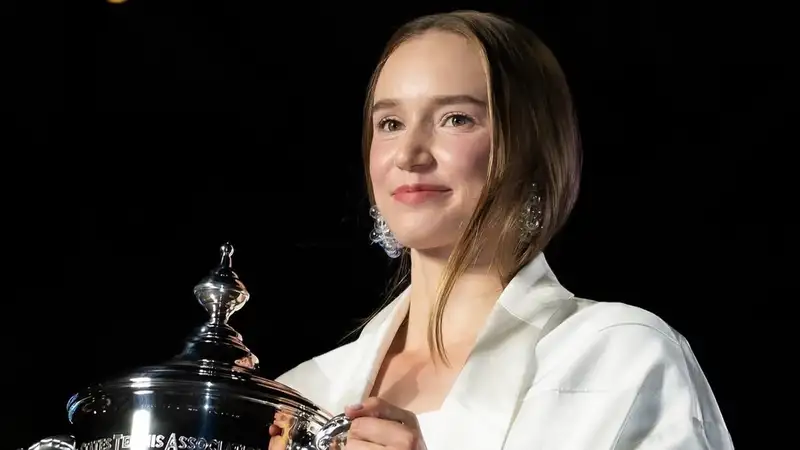 Елена Рыбакина с титулом US Open на гала-ужине после турнира 