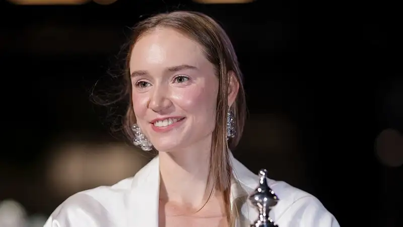 Елена Рыбакина с Кубком US Open в руках 