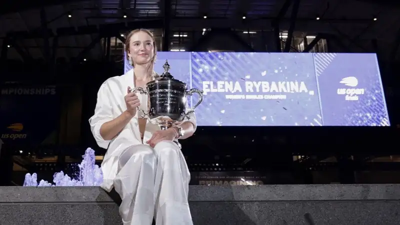 Елена Рыбакина с титулом US Open на официальной фотосессии