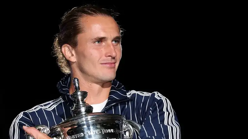 Александр Зверев позирует с кубком на US Open 