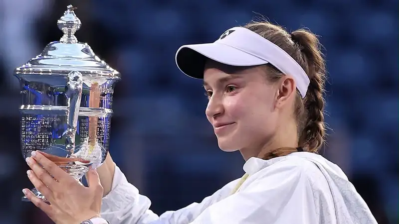 Елена Рыбакина с трофеем US Open