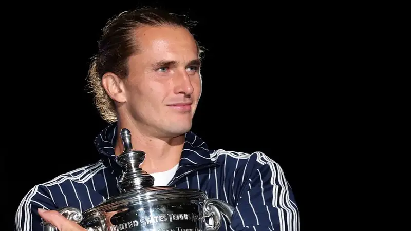 Александр Зверев позирует с трофеем US Open