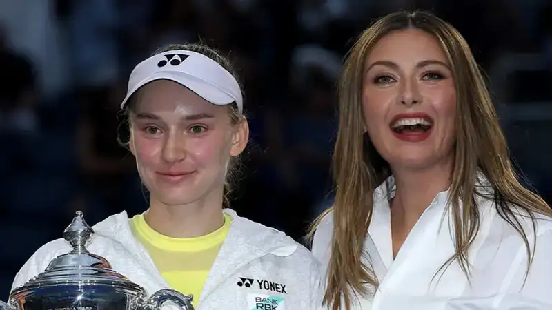 Елена Рыбакина и Мария Шарапова на церемонии награждения победительницы US Open-2026
