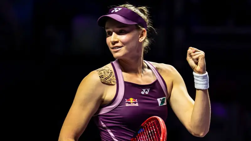 Елена Рыбакина на корте Итогового турнира WTA в Эр-Рияде 