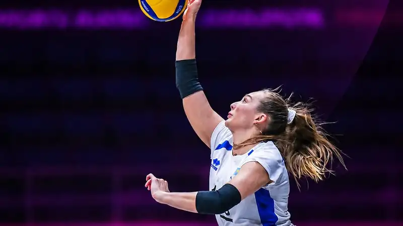 Кристина Белова выполняет подачу