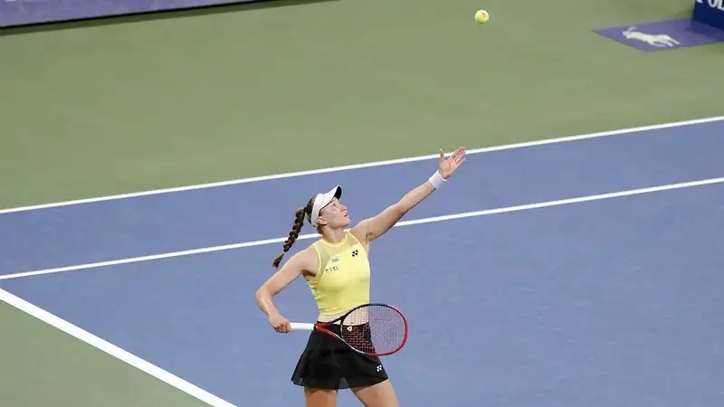 Елена Рыбакина на подаче на турнире US Open-2026