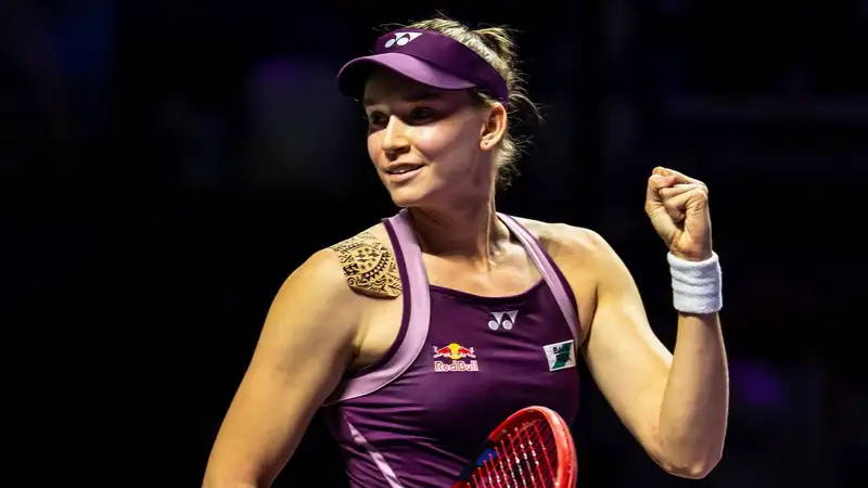 Елена Рыбакина радуется победе 