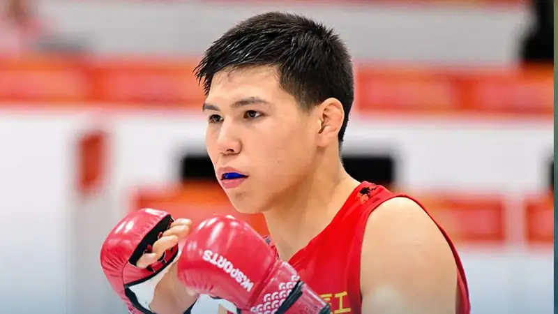 Файтер Шынбаев в стойке 