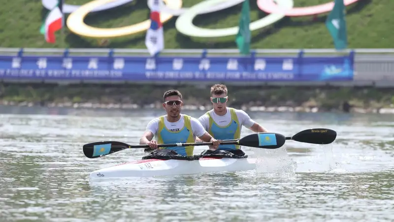 Бекарыс Раматулла и Дмитрий Холмогоров на воде 