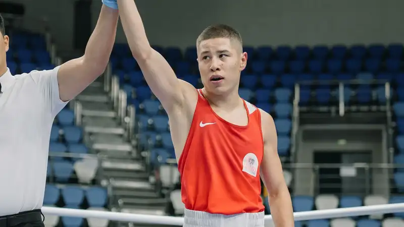 Судья поднимает руку Оразбеку Асылкулову на чемпионате Казахстана по боксу-2025