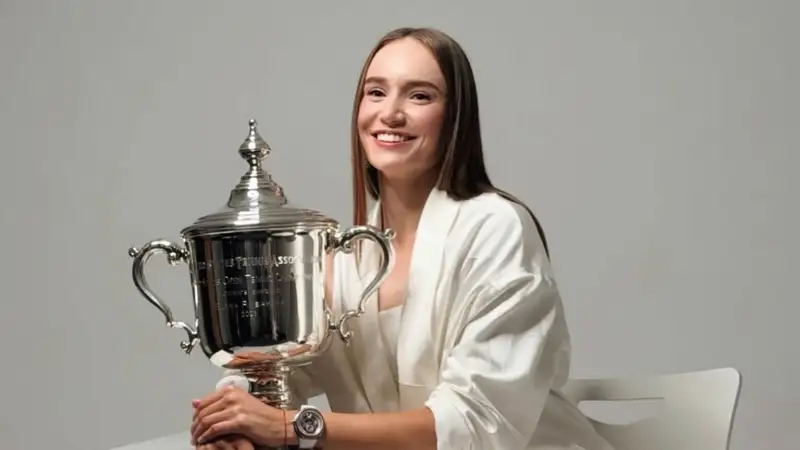 Рыбакина с кубком US Open
