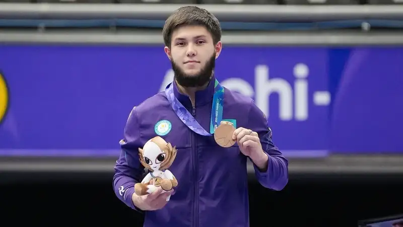 Тасмагамбетов на пьедестале на Азиаде  