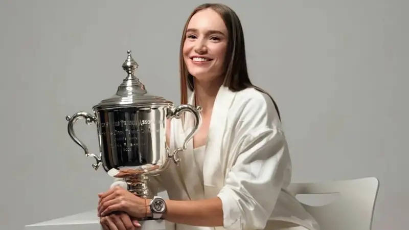 Елена Рыбакина с кубком за победу на US Open