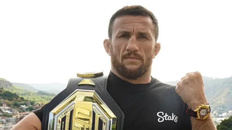 Мераб Двалишвили с чемпионским поясом UFC