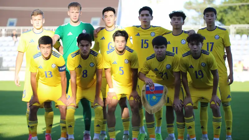 Сборная Казахстана U-19 на общем фото перед матчем