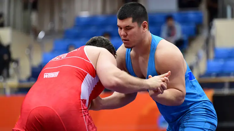 Борец Олжас Сырлыбай в схватке на Азиатских играх в Японии 