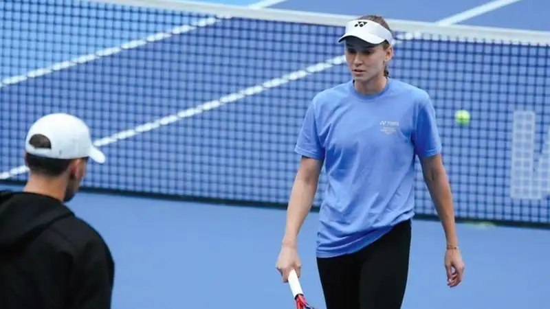 Елена Рыбакина на тренировке перед стартом на турнире в Пекине
