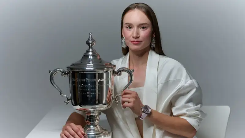 Елена Рыбакина с кубком US Open 