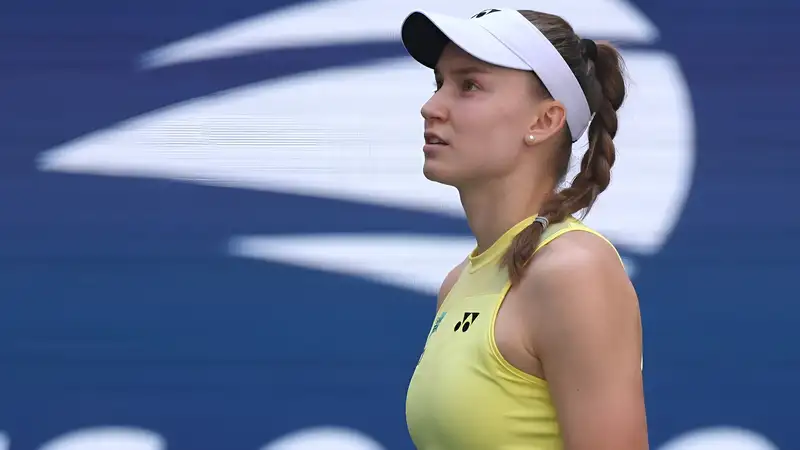 Елена Рыбакина смотрит на судью 