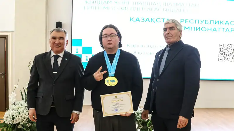 Алдияр Ансат на церемонии награждения