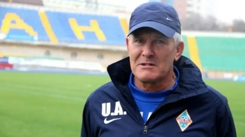 Александр Убыкин на стадионе стоит 