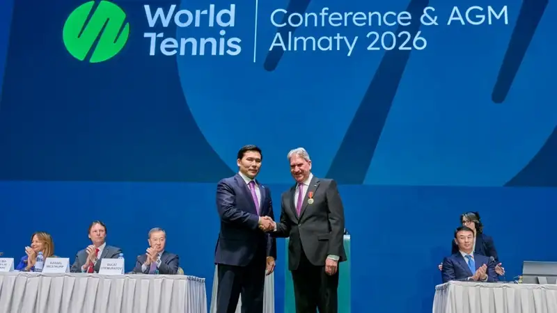 Президент World Tennis Дэвид Хаггерти и Ербол Мырзабосынов на награждении 