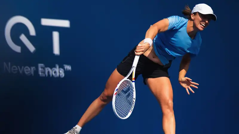 Ига Швёнтек летает по корту 
