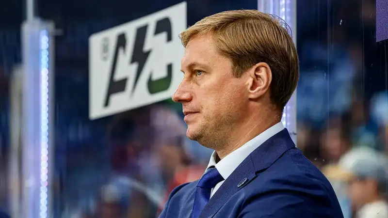 Главный тренер Сибири Ярослав Люзенков во время матча с Барысом в рамках КХЛ