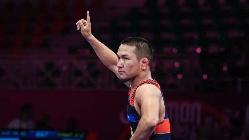 Казахстанский борец Мерей Базарбаев после победы над узбекским спорстменом
