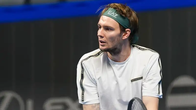 Александр Бублик на тренировке на Almaty Open 