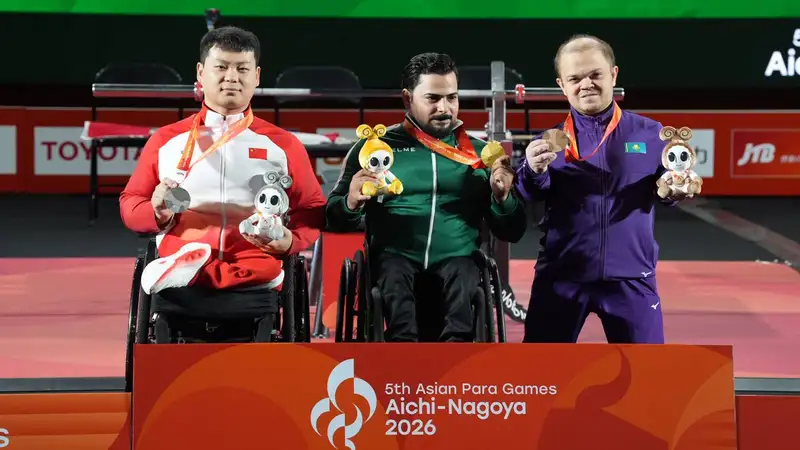 Казахстанец Станислав Шакиев на награждении на Азиатских Пара игр