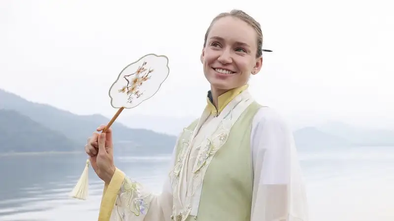 Елена Рыбакина в традиционном китайском наряде в Нинбо