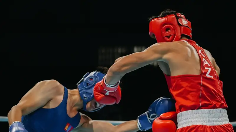 Участник чемпионата мира-2026 Бейбарыс Аширбай (в красном) во время боя на первенстве Азии-2025
