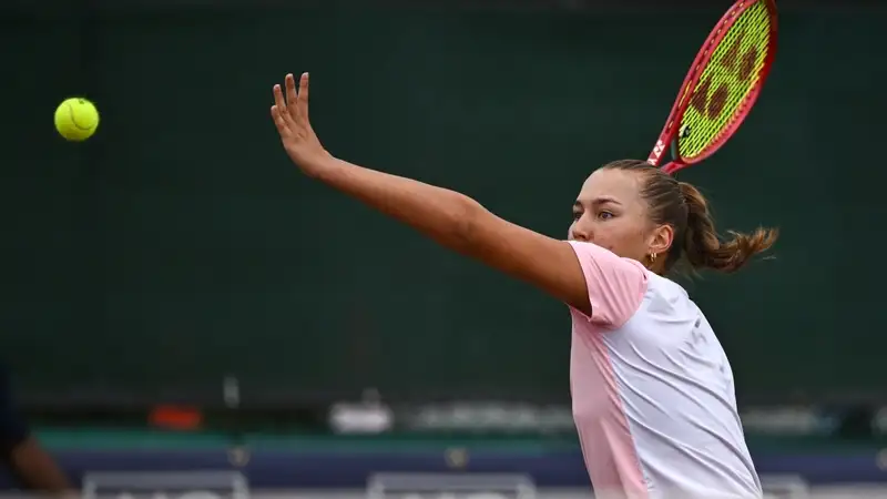 Соня Жиенбаева на одном из грунтовых турниров ITF
