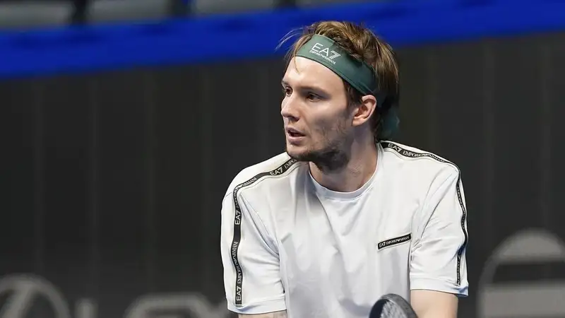 Александр Бублик во время тренировки на Almaty Open-2026