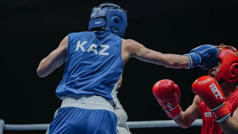 Адиль Асканбай (в синем) во время чемпионата Азии-2026
