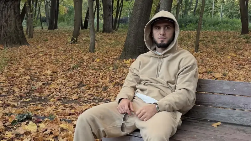 Ислам Махачев наслаждается осенним вайбом на скамейке 
