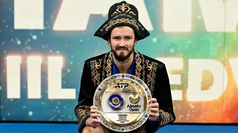 Даниил Медведев с тарелкой победителя турнира в Алматы 