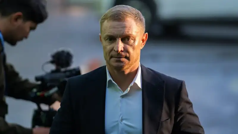 Андрей Карпович заходит на стадион 