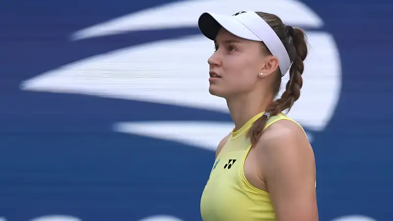 Елена Рыбакина смотрит на счет 