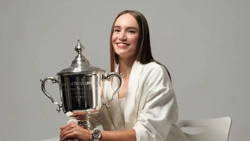 Елена Рыбакина с кубком US Open
