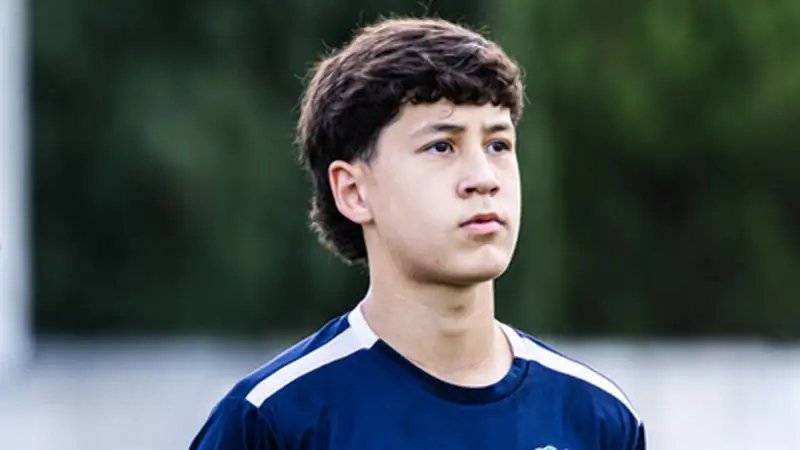 14-летний казахстанец Сагатбек в форме "Кова-да-Пьедаде" 