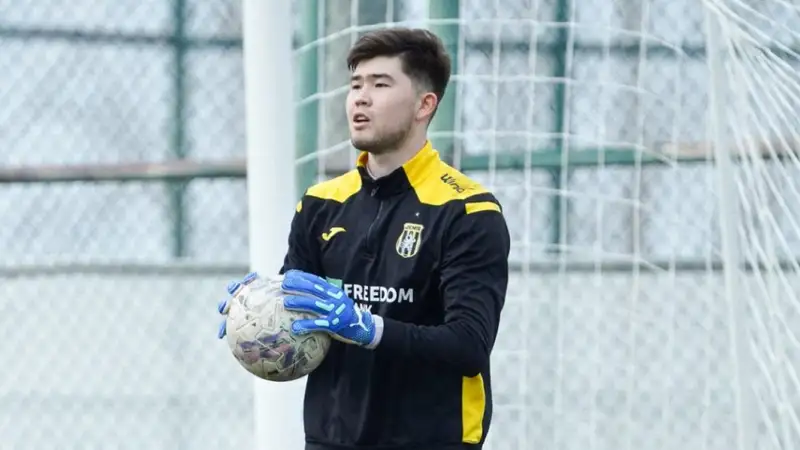 Голкипер "Тараза" Алишер Сулеймен с мячом в руках