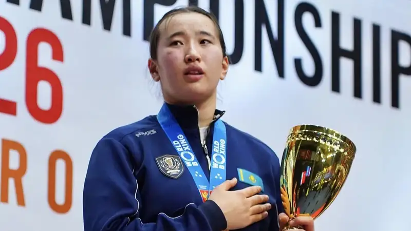 Зарина Толыбай с кубок и золотой медалью молодежного чемпионата мира по боксу