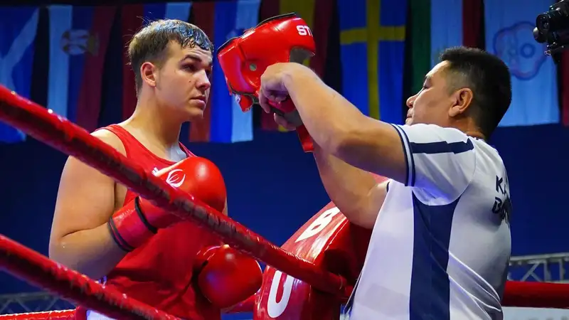Бахыт Сарсекбаев (справа) перед боем Владислава Саможонова в финале чемпионата мира-2026