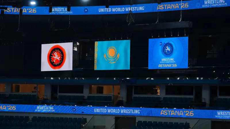 Флаги стран и UWW на чемпионате мира по борьбе в Астане-2026