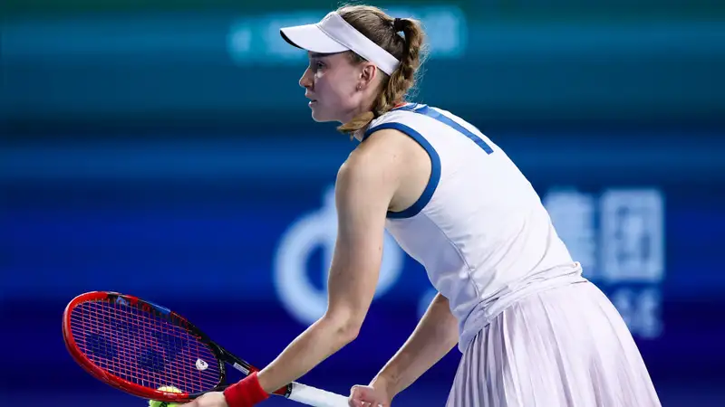Елена Рыбакина готовится к подаче в Нинбо 