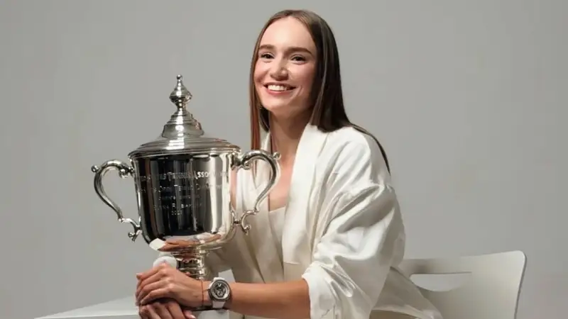 Елена Рыбакина на фото с кубком US Open